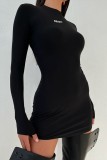Schwarzes, sexy, lässiges, mit Buchstaben bedrucktes Basic-Kleid mit halbem Rollkragen und langen Ärmeln