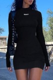 Schwarzes, sexy, lässiges, mit Buchstaben bedrucktes Basic-Kleid mit halbem Rollkragen und langen Ärmeln