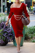 Красные повседневные однотонные платья в стиле пэчворк с косым воротником и юбкой на один шаг (с цепочкой на талии)
