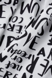 Lässige Schwarz-Weiß-Kleider mit Umlegekragen und Buchstabenketten