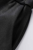 Schwarzer, eleganter Druckbuchstabe mit Kapuzenkragen und langen Ärmeln, zweiteilig