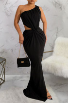 Schwarze, sexy, solide, ausgehöhlte Patchwork-Falten, asymmetrische Kleider mit schrägem Kragen