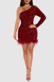 Rojo sexy sólido lentejuelas patchwork plumas cuello oblicuo lápiz falda vestidos