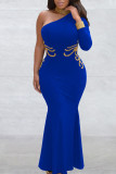 Blaues, elegantes, solides Patchwork mit heißem Bohrer und langem Kleid mit schrägem Kragen