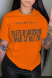 Orangefarbene, lässige T-Shirts mit Street-Print und einfarbigem Patchwork-Buchstaben-O-Ausschnitt