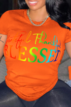 Orangefarbene T-Shirts mit lässigem Basisdruck, Patchwork-Buchstabe und O-Ausschnitt