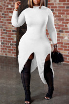 Weißes, lässiges, festes, asymmetrisches, halbes, unregelmäßiges Kleid mit Rollkragen
