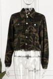 Jaqueta jeans reta com estampa de camuflagem com estampa de camuflagem verde exército fivela virada para baixo manga longa