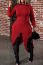 Rotes, lässiges, festes, asymmetrisches, halbes Rollkragen-Kleid mit unregelmäßigen Kleidern