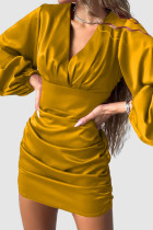 Vestiti dalla gonna di un punto del collo a V della piega della rappezzatura solida gialla sexy