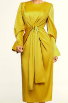 Желтые повседневные однотонные прямые платья в стиле пэчворк со складками и круглым вырезом