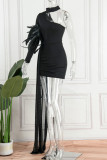 Schwarze, sexy, solide Patchwork-Federn mit asymmetrischem, schrägem Kragen und Bleistiftrock-Kleidern