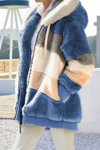 Casaco casual azul com estampa listrada e patchwork com zíper e gola com capuz