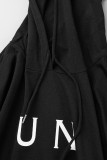 Vestido de talla grande de manga larga con cuello encapuchado básico con estampado de letras informales de moda en blanco y negro