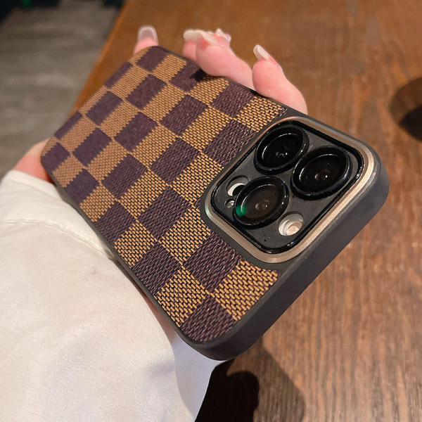 Capa de telefone patchwork com impressão xadrez marrom preta