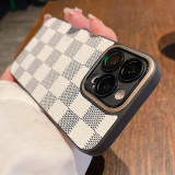 Capa de telefone patchwork com impressão xadrez marrom preta