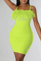 蛍光グリーンのセクシーなソリッド タッセル パッチワーク フェザー スパゲッティ ストラップ ペンシル スカート ドレス
