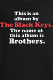 Camisetas pretas casuais com estampa de letra O no pescoço