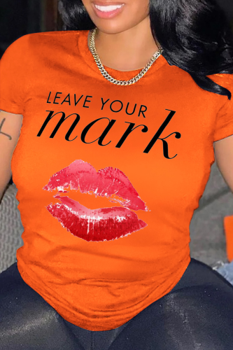T-shirt con scollo a V patchwork stampate labbra arancioni