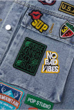 Giacca di jeans a maniche lunghe con colletto rovesciato e fibbia patchwork di strada verde