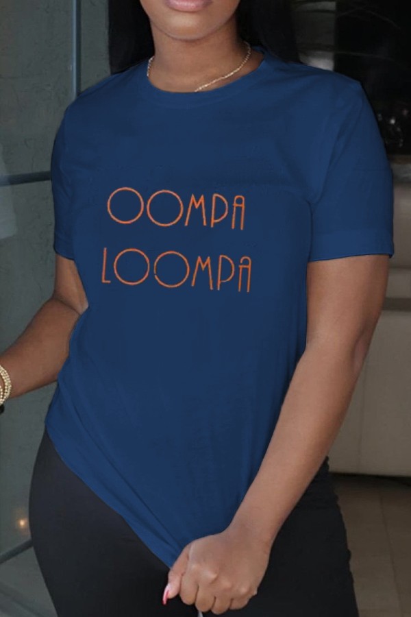 Marineblauwe T-shirts met letter O-hals en straatprint
