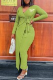 Vestidos saia em um degrau com estampa elegante verde com bandagem e decote em V