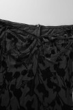 Schwarze sexy feste Patchwork-Federn rückenfreie schulterfreie, langärmlige Kleider