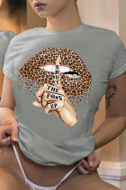 Camisetas con cuello en O de patchwork con estampado de labios callejeros grises