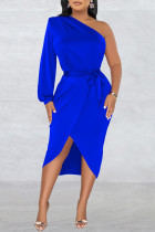 Синие повседневные однотонные платья в стиле пэчворк с открытой спиной и косым воротником с длинным рукавом