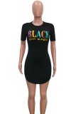 Schwarzes, lässiges, kurzärmliges Kleid mit O-Ausschnitt und Buchstabendruck in Übergröße