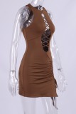 Braunes, sexy, solides, ausgehöhltes, ärmelloses Frenulum-O-Ausschnitt-Kleid mit Kordelzug
