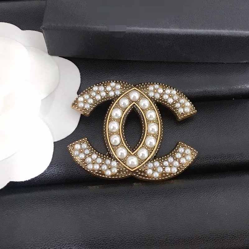 

Gold Elegant Geometric Pearl Brooch