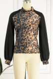 Top a collo alto con patchwork leopardato con stampa casual marrone