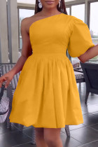 Желтые повседневные однотонные платья трапециевидной формы с вырезом на спине и косым воротником (в зависимости от фактического объекта)