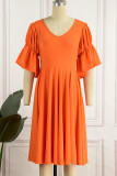 Vestidos de saia em um degrau com decote em V e decote em V casual liso liso laranja