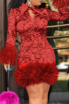 Vestidos de falda de tubo con cuello vuelto y plumas con estampado de fiesta rojo