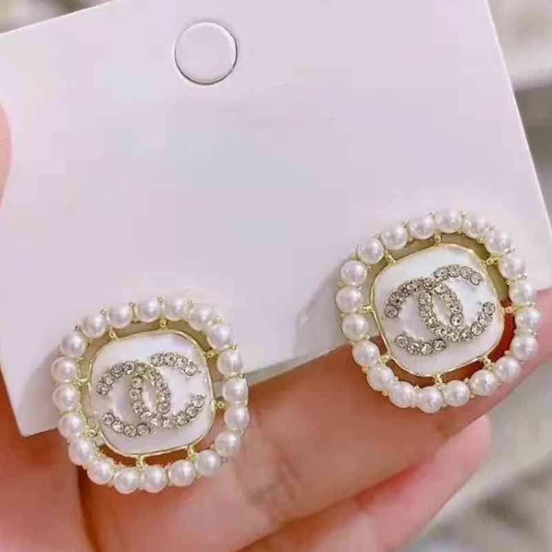

White Elegant Geometric Pearl Earrings