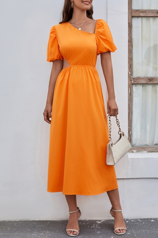 Orangefarbenes, lässiges, fest ausgehöhltes, kurzärmliges Kleid mit schrägem Kragen