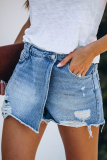 Short en jean skinny déchiré à taille moyenne avec patchwork de couleur claire