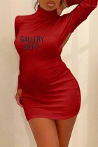 Roter, sexy, rückenfreier Buchstabe mit halbem Rollkragen und One-Step-Rock-Kleid