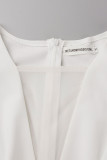 Macacão reto branco elegante de retalhos com decote em V