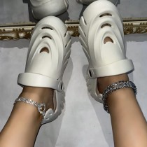 Sapatos confortáveis ​​redondos brancos vazados de cor sólida