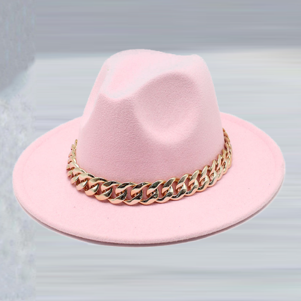 Розовая шляпа в стиле пэчворк с цепочками и уличными знаменитостями