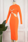 Il solido sexy arancione ha scavato mezzo vestito a maniche lunghe a collo alto