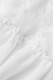 Weißes, sexy, solides, besticktes Patchwork-Falten-Spitzenkleid mit V-Ausschnitt und V-Ausschnitt