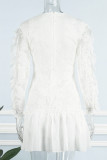 Vestido de encaje con escote en V y orillo fibroso con pliegues de patchwork bordado sólido sexy blanco Vestidos