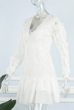 Robes de robe en dentelle à col en V et lisière brodées solides blanches sexy