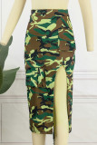 Зеленые повседневные юбки с разрезом и камуфляжным принтом с высокой талией