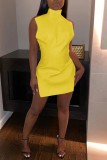 Gelbe sexy feste rückenfreie Schlitz-Halter-ärmellose Kleid-Kleider