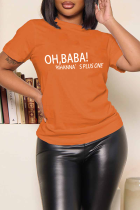 T-shirts met oranje straatprint en patchwork met letter O-hals